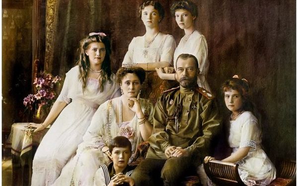 Николай II с семьей.