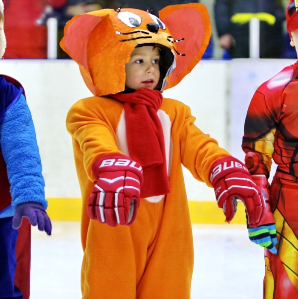 Веселый костюм для детей-хоккеистов на Новый год