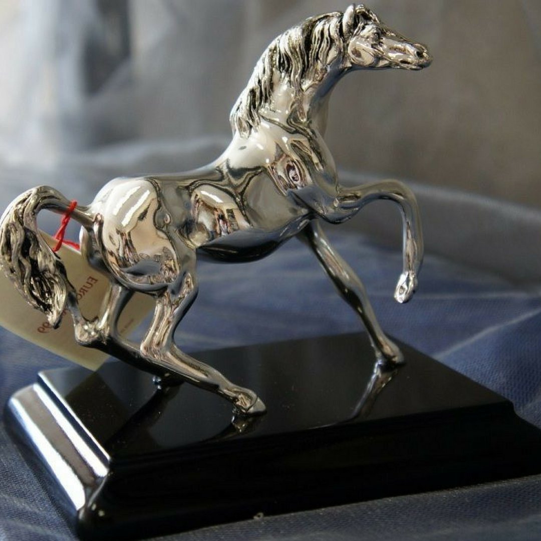Статуэтка лошадки. Статуэтка "лошадь". Фигурка "конь". Статуэтка лошади серебро. Серебряная статуэтка лошадь.